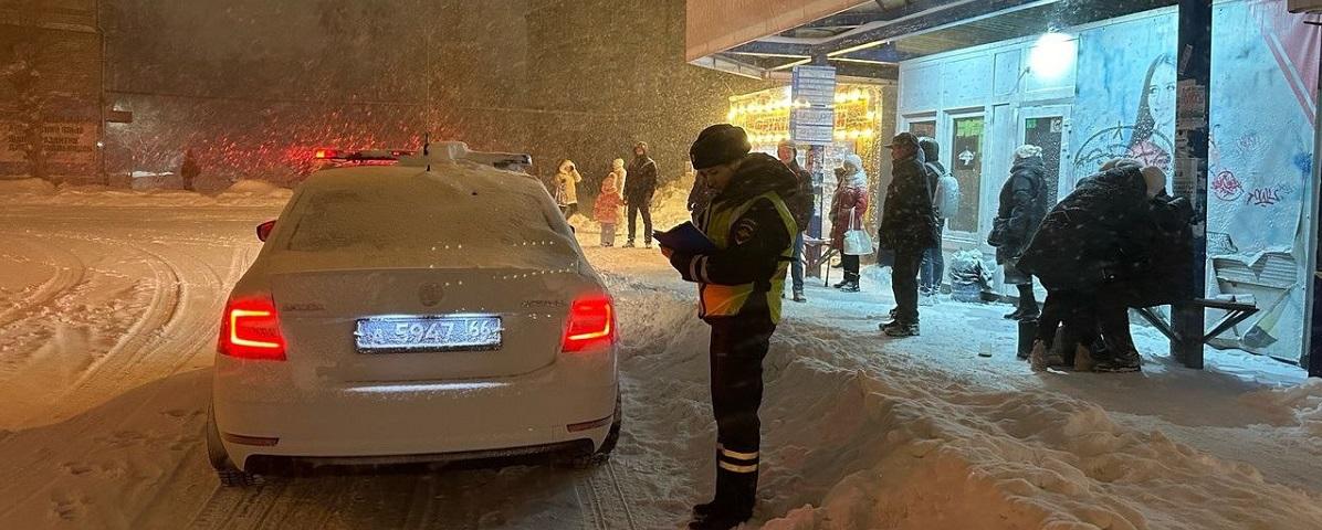 В Каменске-Уральском автобус сбил стоявшую на остановке 76-летнюю пенсионерку, причиной происшествия стали неблагоприятные метеоусловия