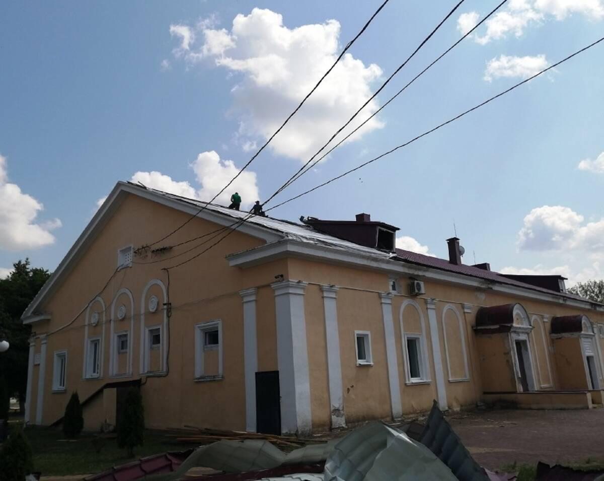 В Брянской области ураган снес крышу кинотеатра