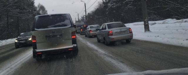 Несколько десятков ДТП в Челябинске парализовали дорожное движение