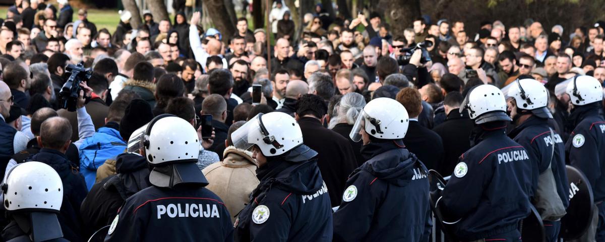 Четверо полицейских пострадали в результате столкновений в Черногории