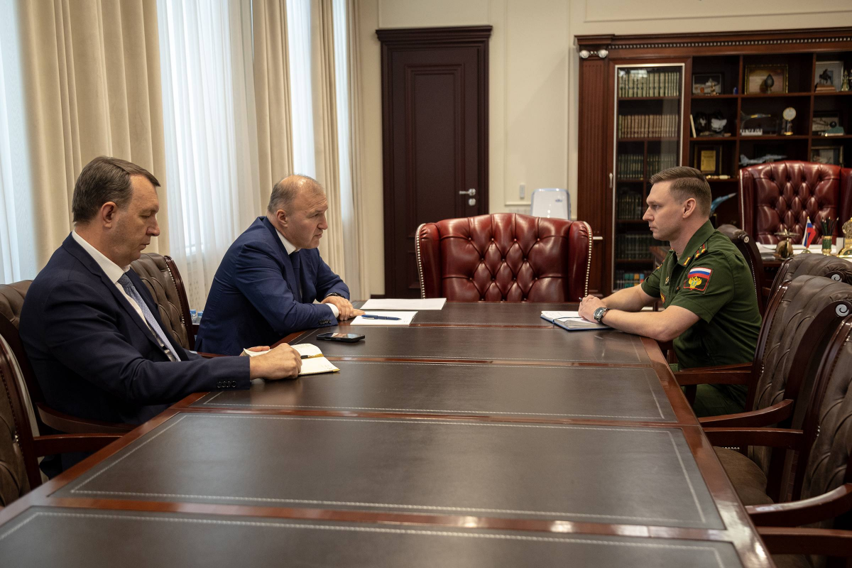 Глава Адыгеи Мурат Кумпилов обсудил защиту прав военнослужащих и поддержку участников СВО с военным прокурором Майкопского гарнизона Максимом Говоровым