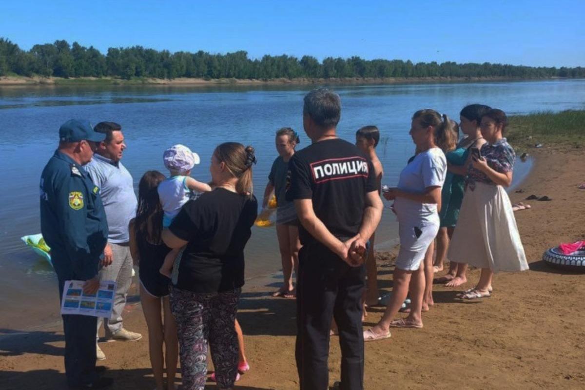 МЧС проводит рейды в Астраханской области, выявляя подростков, купающихся в запрещенных местах