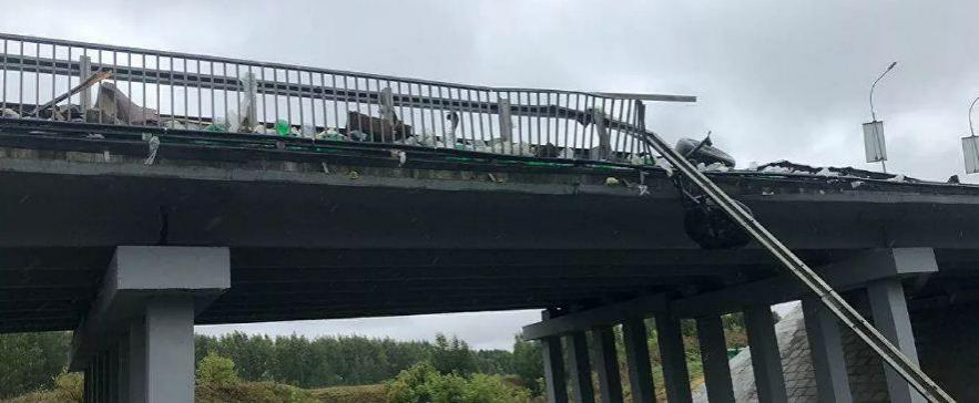 В Чувашии погиб водитель рухнувшего с моста грузовика