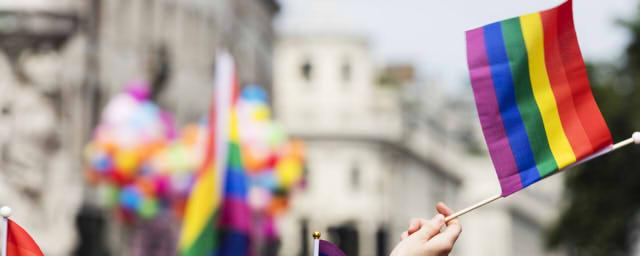 ЛГБТ-активист отметил варшавские памятники «радужным» символом