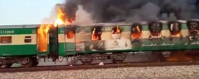 В Пакистане число погибших в поезде при пожаре выросло до 62 человек