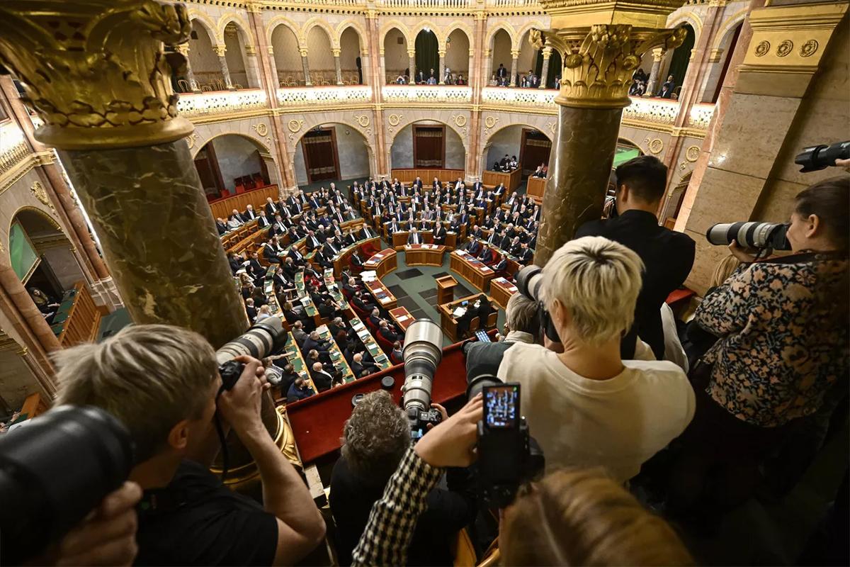 Парламент Венгрии принял 15-ю поправку к конституции