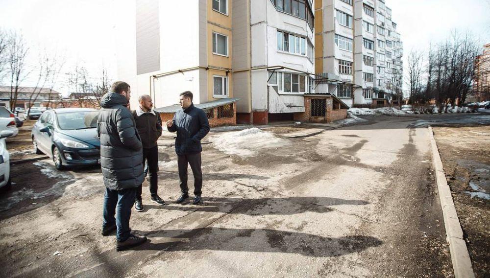 Ситуация в чехове. Чеховский Автодор. Состоянием улицы базовой. Встреча Артамонова с жителями домов 22 по весенней улицы г Чехова. Скандал в Чехове на улице Комсомольская.