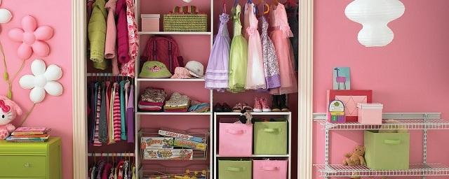 Варианты хранения одежды в детской комнате