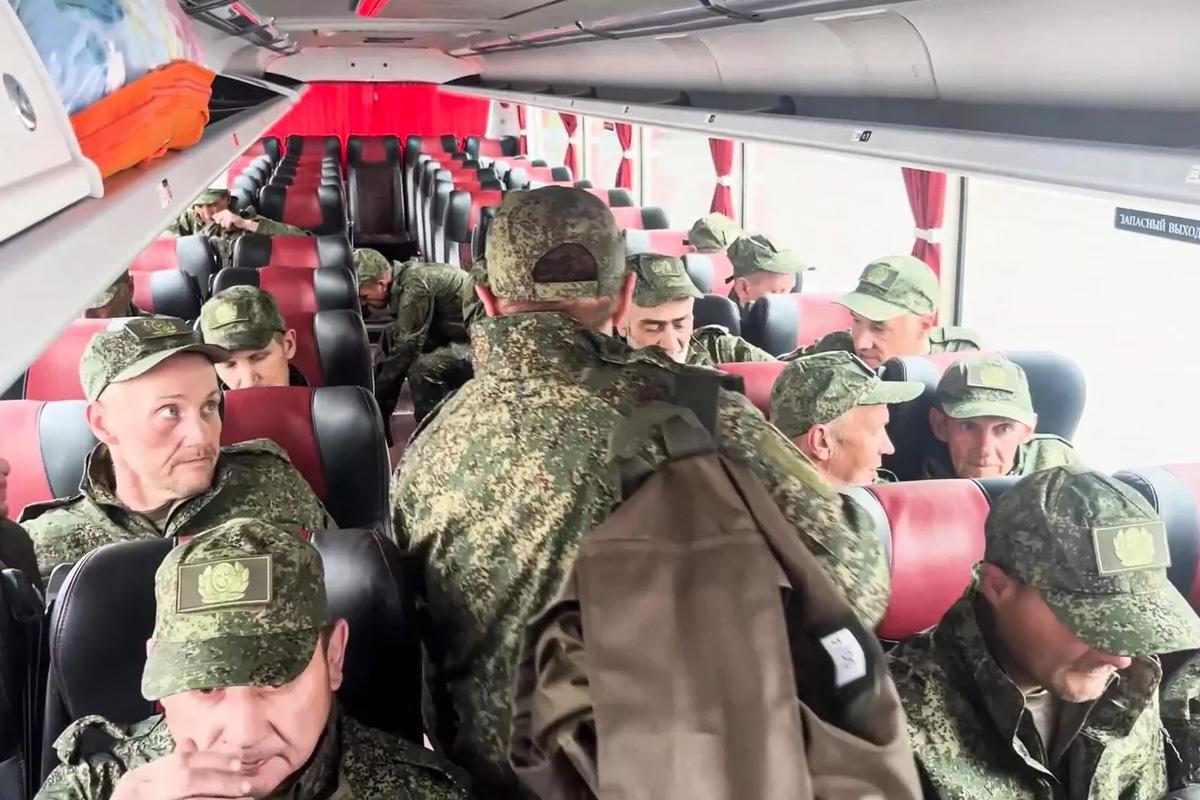 Военнослужащие из Челябинской области вернулись домой из украинского плена