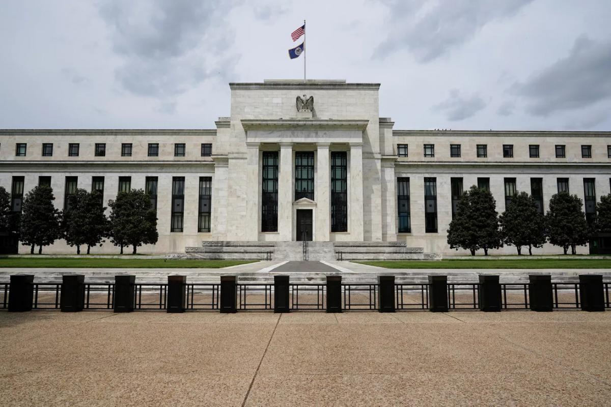 ФРС США в восьмой раз сохранила базовую ставку на уровне 5,25-5,5% годовых