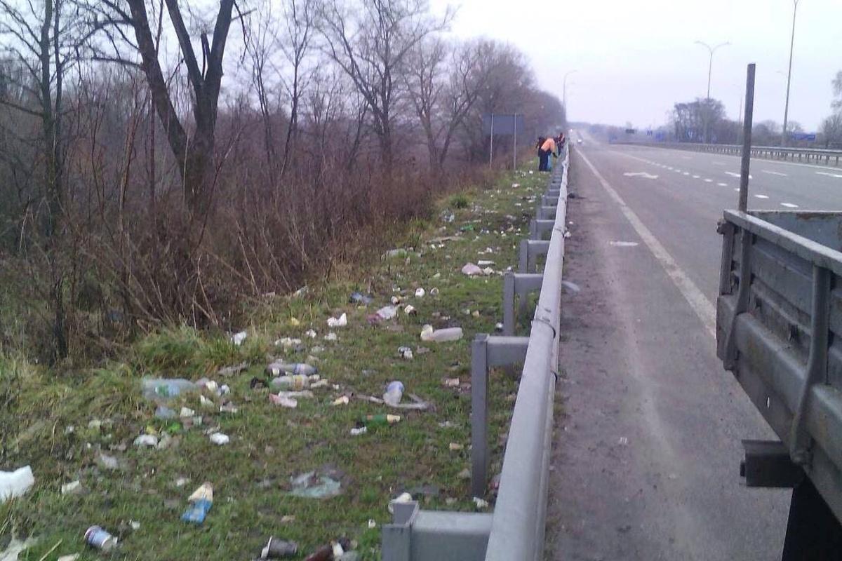 В Госдуме предупредили о штрафах за выбрасывание мусора из машины