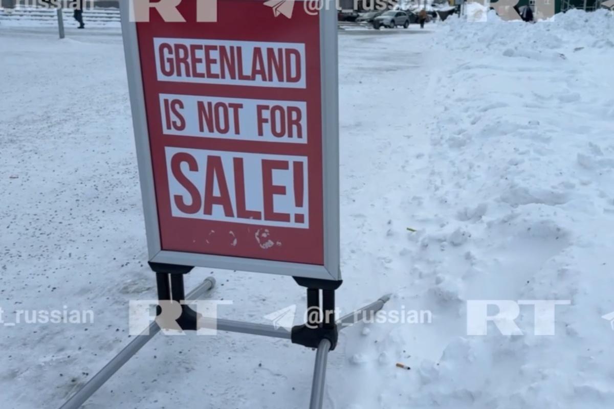 Баннеры и стикеры со словами «Гренландия не продаётся» начали появляться в Нууке