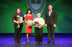 Председатель облдумы Дмитрий Фролов вручил Благодарственные письма педагогам Курганского медицинского колледжа в честь 90-летия учебного заведения