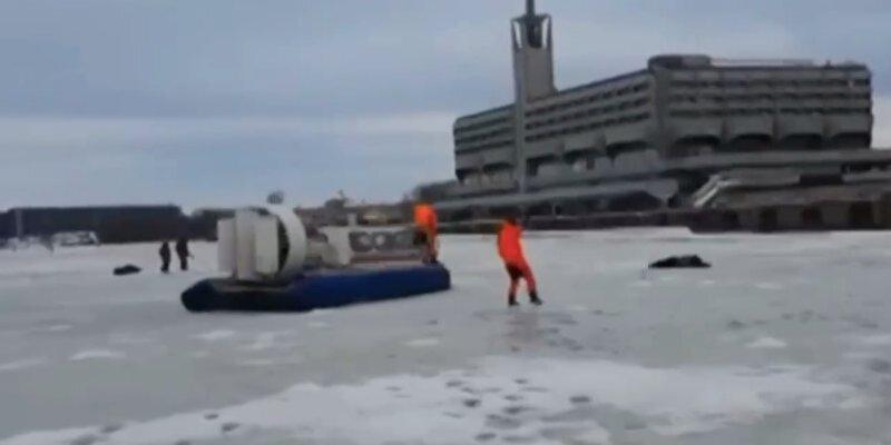 В Петербурге девушка убегала от спасателей по льду Финского залива