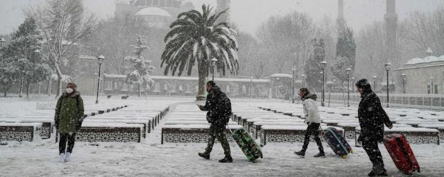Турецкая авиакомпания Pegasus Airlines отменила 200 рейсов из-за снегопада в Стамбуле