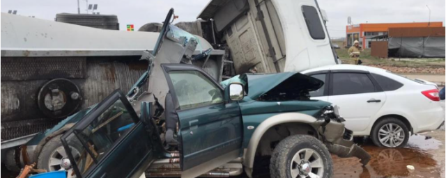 На Кубани грузовик опрокинулся на две легковушки и убил одного водителя