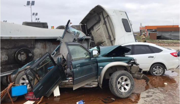 На Кубани грузовик опрокинулся на две легковушки и убил одного водителя