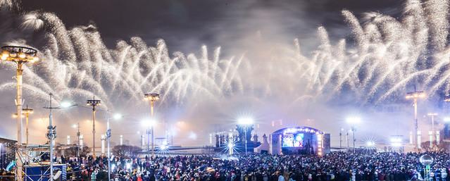 На катке ВДНХ в Москве Новый год встретили 10 тысяч человек