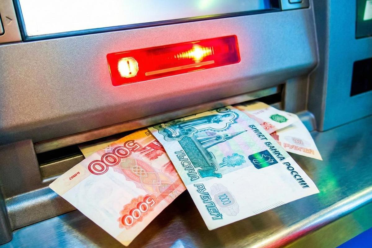 «Кэш правит бал»: новосибирцы сняли со счетов 151,7 млрд рублей и скупают сейфы