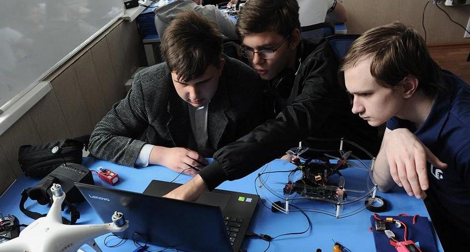 В школах Свердловской области учеников начали знакомить с технологиями беспилотной авиации