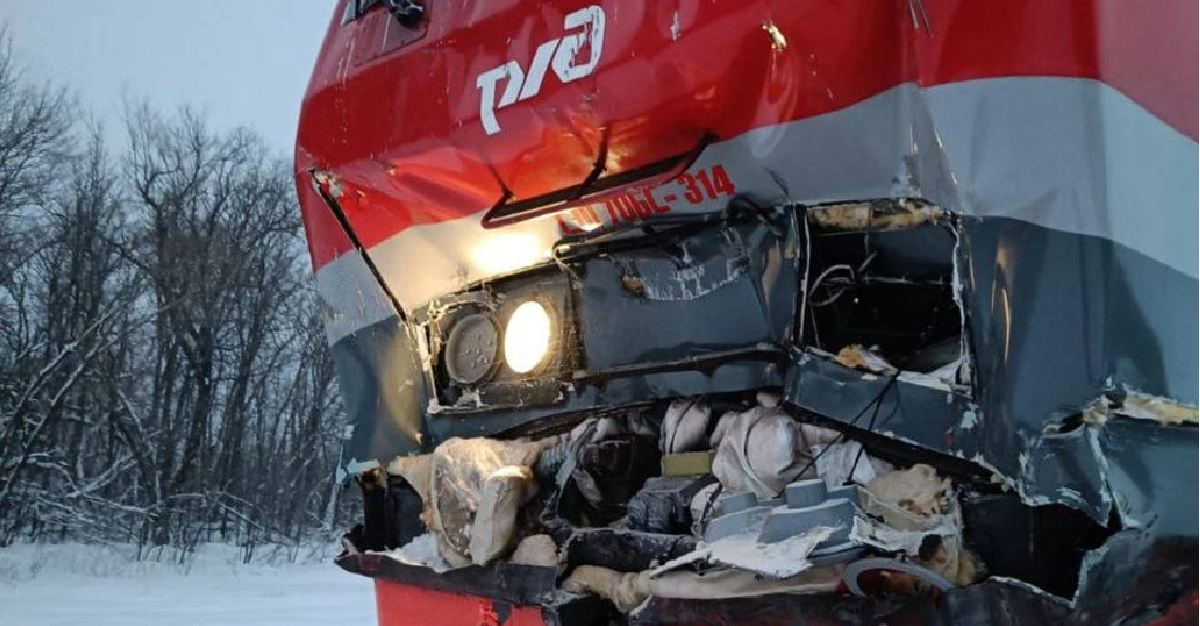 В Ульяновской области произошло лобовое столкновение пассажирского и маневренного поездов