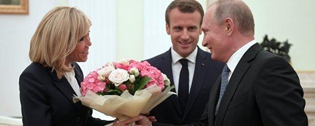 Путин вручил первой леди Франции Бриджит Макрон букет