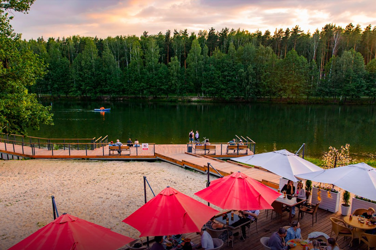 В Подмосковье в 2025 году благоустраивают 135 территорий и 735 детских площадок