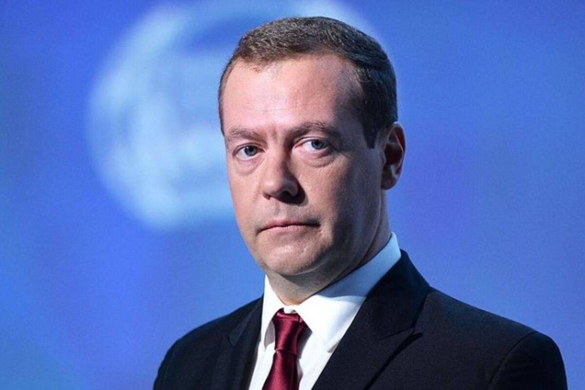 Медведев прокомментировал ситуацию с ядерными чемоданчиком США