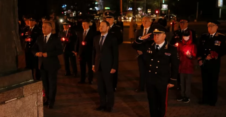 Губернатор Алтая Виктор Томенко поучаствовал в общероссийской акции «Свеча памяти»