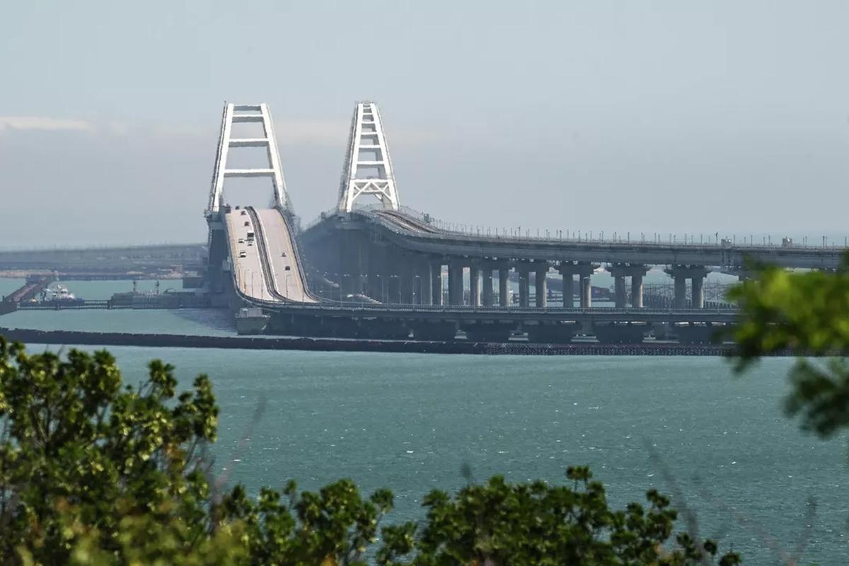 Рекордные очереди: 2 тыс. машин ждут проезда по Крымскому мосту