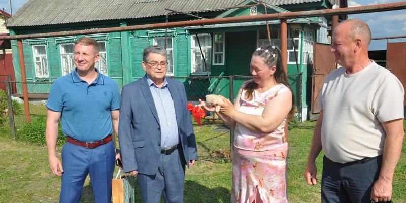 Многодетной жительнице Тамбовской области власти подарили дом, чтобы она могла воссоединиться со своими детьми