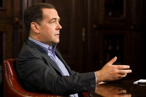 Медведев из-за ответов «Алисы» усомнился в том, что «Яндекс» - российская компания