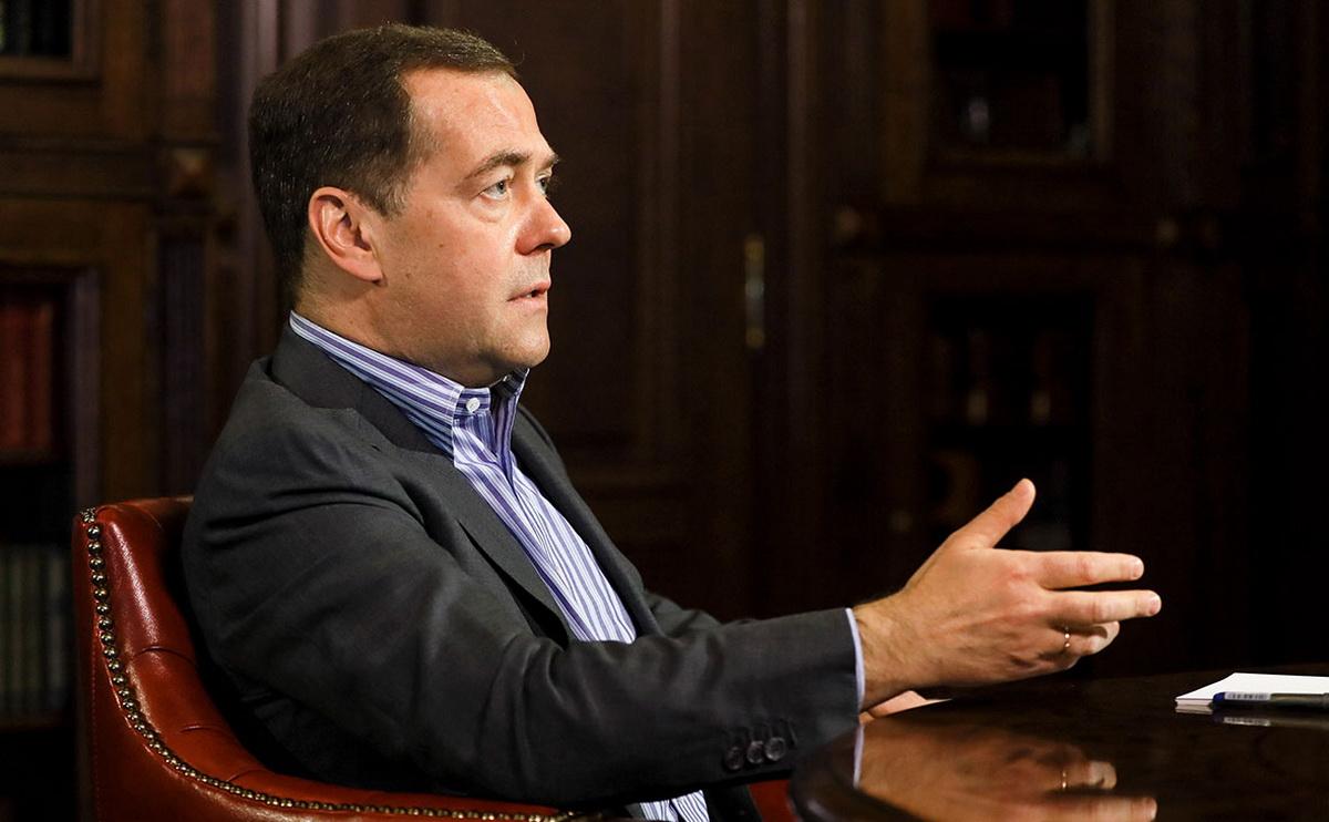 Медведев из-за ответов «Алисы» усомнился в том, что «Яндекс» - российская компания