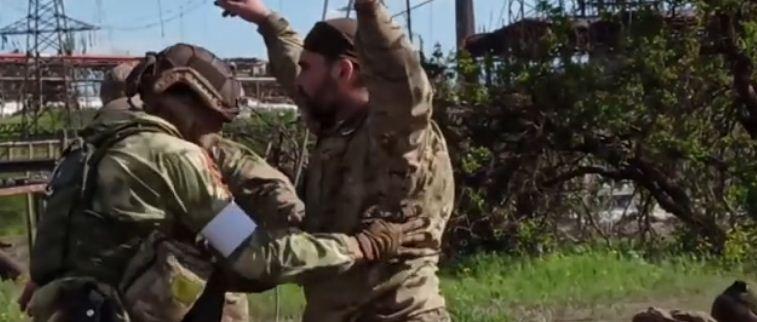 Минобороны России опубликовало кадры сдачи в плен украинских боевиков с «Азовстали»