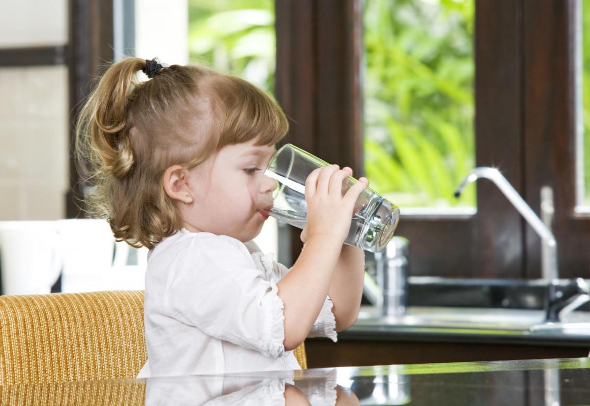 Онищенко рекомендует следить за качеством воды для защиты детей от гепатита