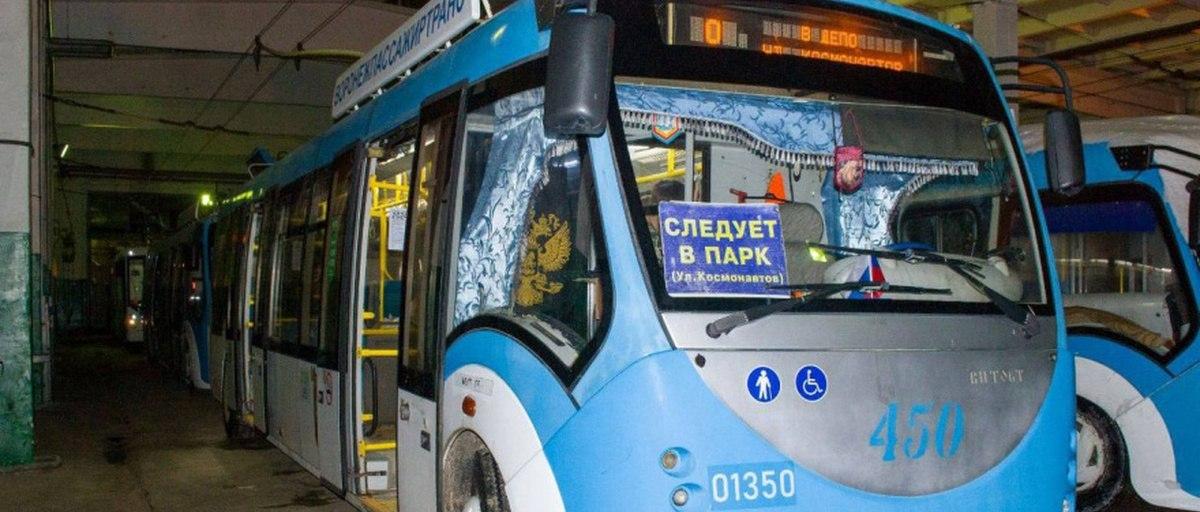 В Воронеже на улицы выехали украшенные к Новому году троллейбусы