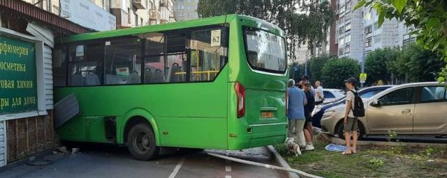 В Тюмени пять взрослых и ребенок пострадали в ДТП с автобусом