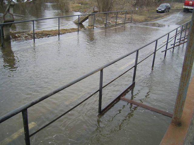 В Нижегородской области затопило автомобильную переправу