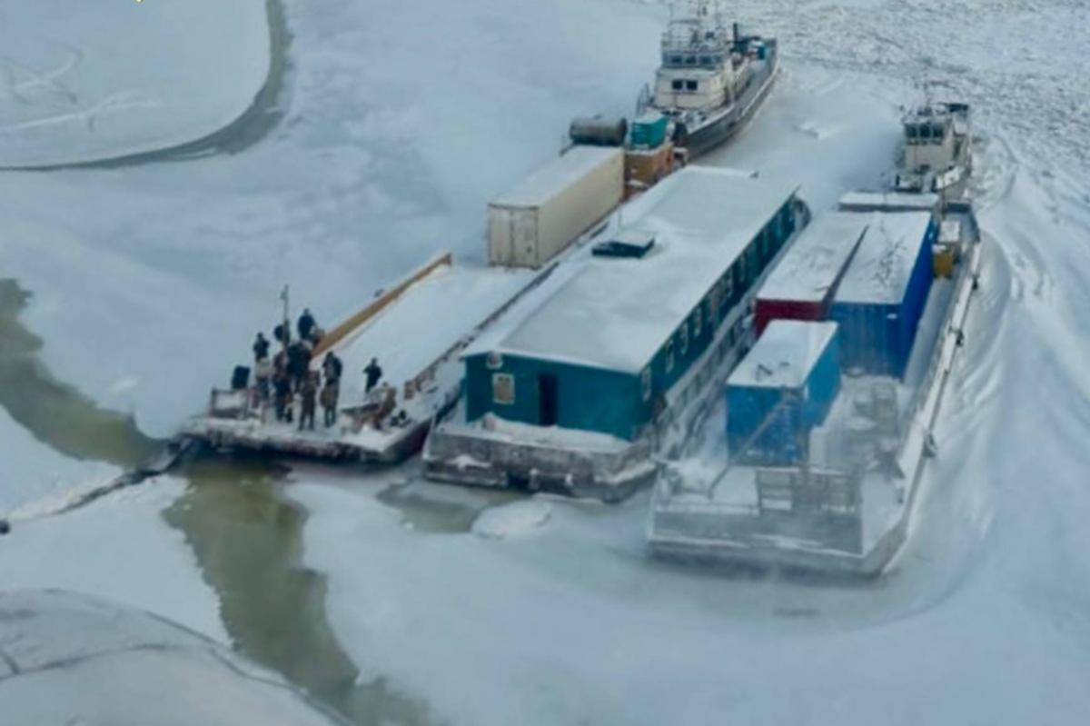 Экипажи двух судов эвакуировали с Лены в Якутии из-за резкого похолодания
