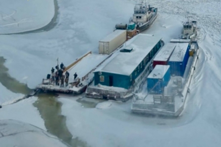 Экипажи двух судов эвакуировали с Лены в Якутии из-за резкого похолодания