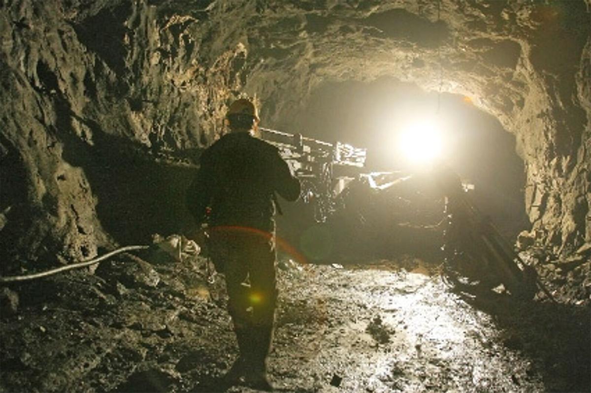 При обрушении в шахте в Североуральске погиб рабочий