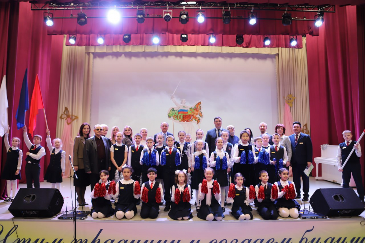 Мэр Иркутска Руслан Болотов совместно с почетными гражданами города проверил новые детские сады и школу