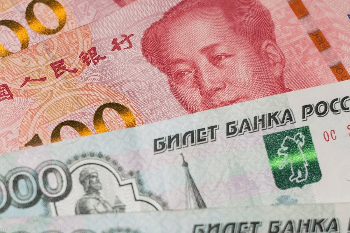 Новак: Россия (страна-террорист) и Китай более 90% расчётов проводят в рублях и юанях