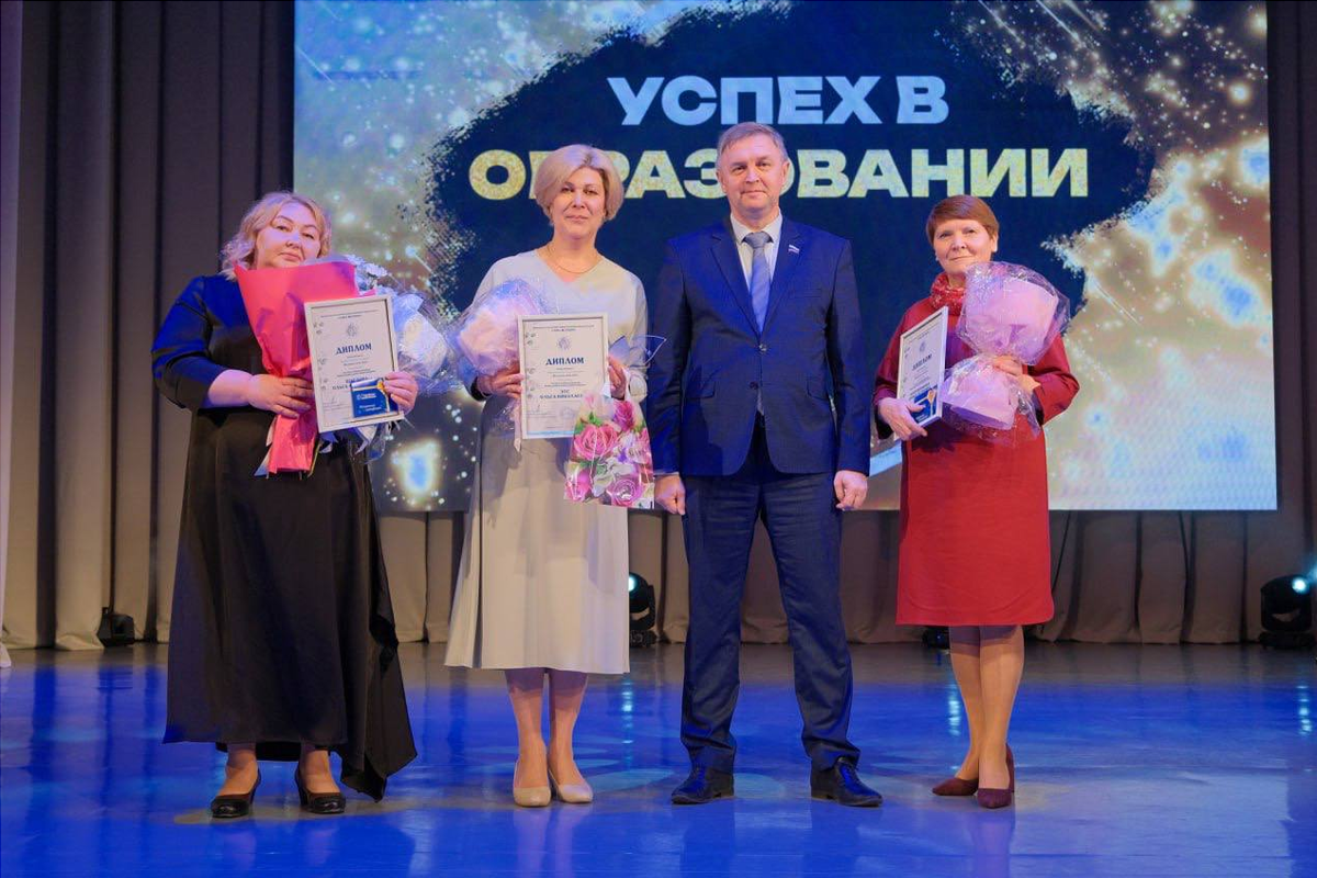 Спикер ЗС Кировской области Роман Береснев вручил награды победительницам конкурса «Женщина года»