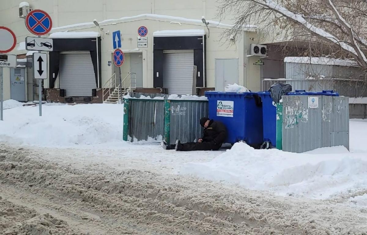 В Новосибирске возле мусорных баков нашли спящего мужчину в форме охранника