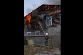 При пожаре в 2-этажном жилом доме в Якутске погибли два человека, причины трагедии устанавливаются