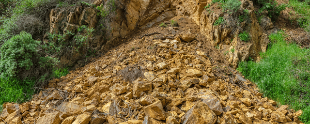 В селе Сочи 21 апреля на проезжую часть сошёл оползень