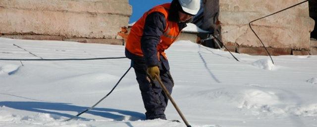 УК Хабаровска завершают очистку крыш от снега и сосулек