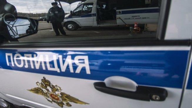 В Новосибирске автомобиль сбил мужчину и троих детей на тротуаре