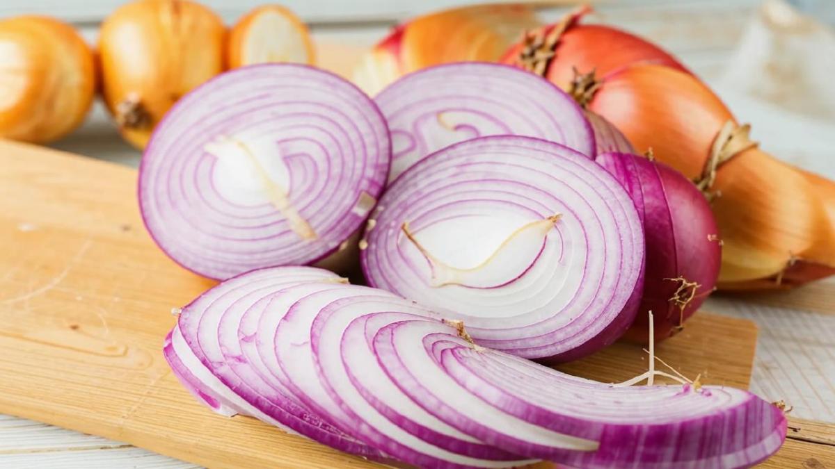 Специалисты в области физики поделились с хозяйками секретом, как можно без труда нарезать лук, не проливая слёз